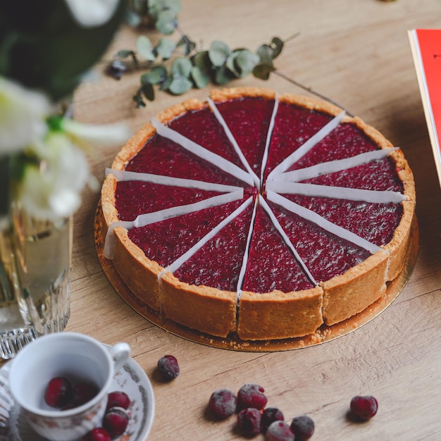 cheesecakes de baga em uma mesa de madeira com flores lilás ao redor da vista superior