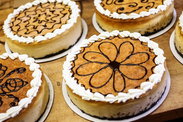 Cheesecakes preparados na cozinha de restaurante italiano.