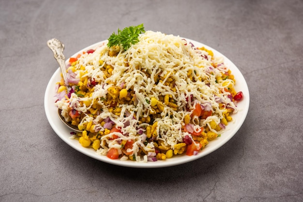 Cheesy Bhel o Cheese bhelpuri es un popular refrigerio indio en la carretera