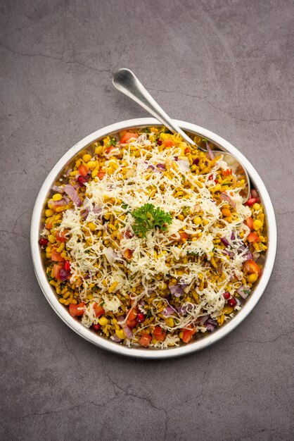 Cheesy Bhel oder Cheese bhelpuri ist ein beliebter indischer Snack am Straßenrand