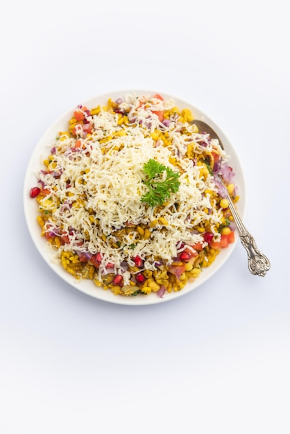 Cheesy Bhel oder Cheese Bhelpuri ist ein beliebter indischer Snack am Straßenrand