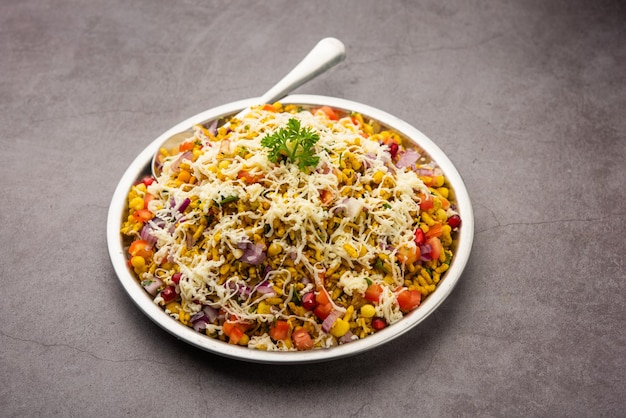 Cheesy Bhel oder Cheese Bhelpuri ist ein beliebter indischer Snack am Straßenrand