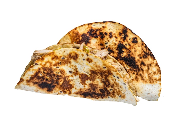 Cheesy Hähnchenbraten Quesadilla isoliert auf weißem Hintergrund