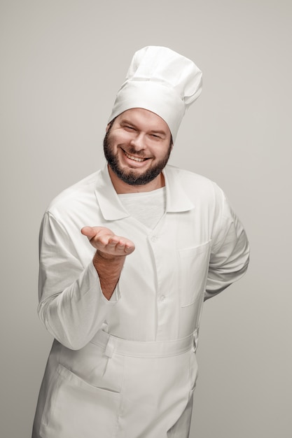 Chef alegre mostrando a mão vazia