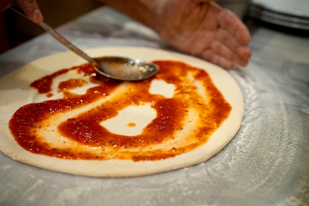 Foto chef de alto ángulo horneando deliciosa pizza