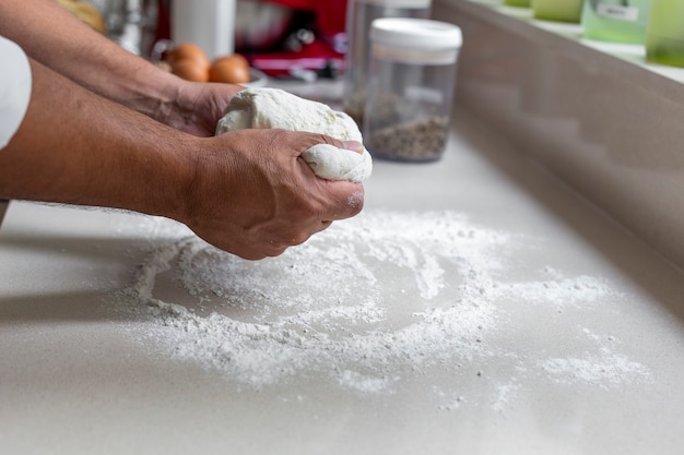 Chef amasando masa fresca para hornear pan, pasta o pizza.