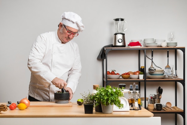 Foto chef de ángulo bajo en la cocina