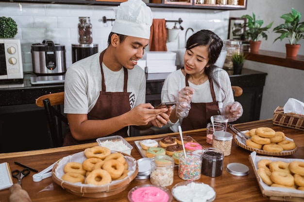 Chef asiático preparando donas caseras