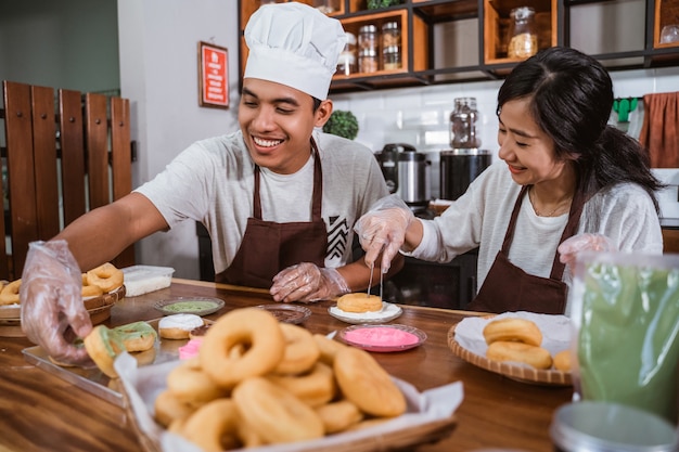 Chef asiático preparando donuts caseiros