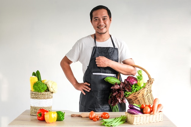 Chef asiático preparando verduras en la mesa de la cocina para cocinar