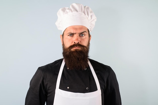 Chef barbudo con sombrero de cocinero jefe hombre en uniforme chef profesional hombre chef cocinero o panadero en blanco