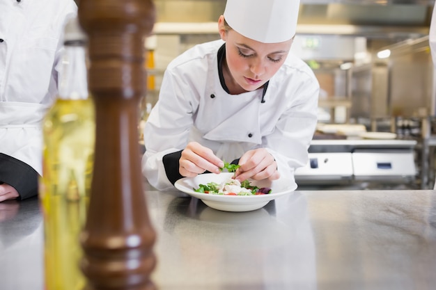 Chef beendet ihren Salat