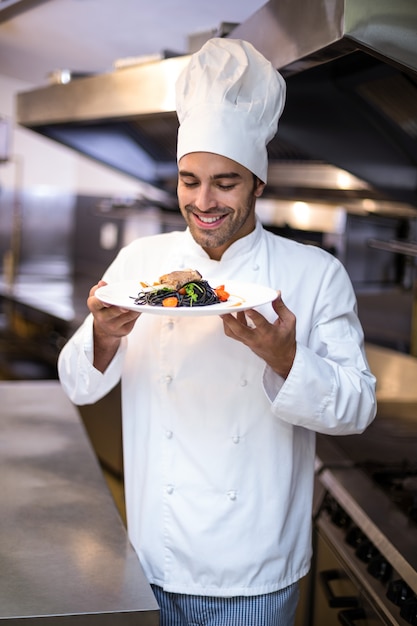 Foto chef bonito apresentando refeição