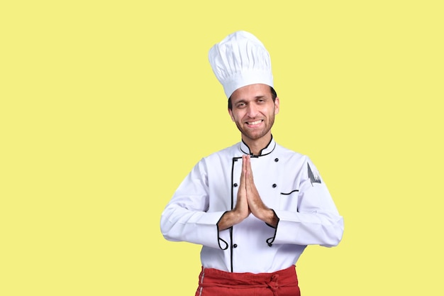 chef bonito cozinheiro pose frontal roupa branca usar avental modelo paquistanês indiano