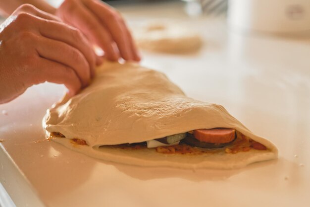 Chef de calzone preparando deliciosos ingredientes tradicionales de postres italianos visibles antes del cierre