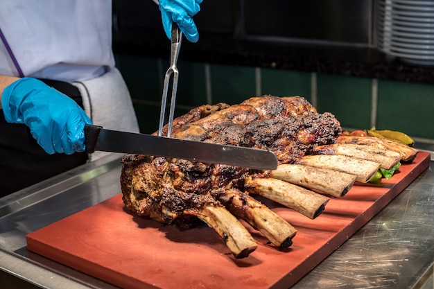 Chef carving carne