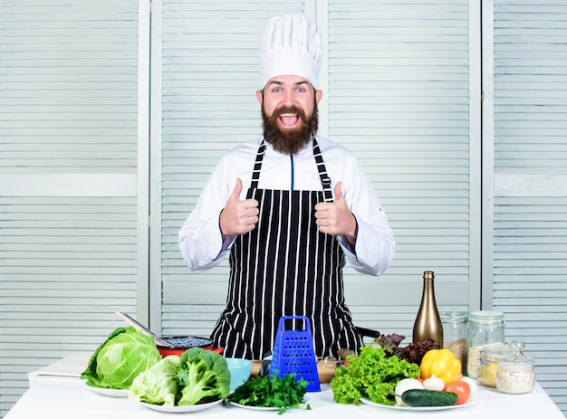 Chef cerca de la vegetación lechuga repollo brócoli verduras frescas y utensilios de cocina Todo lo que necesitamos es cocinar de manera saludable El chef va a usar el rallador para cocinar el plato Verduras ingrediente principal Verduras comida fácil