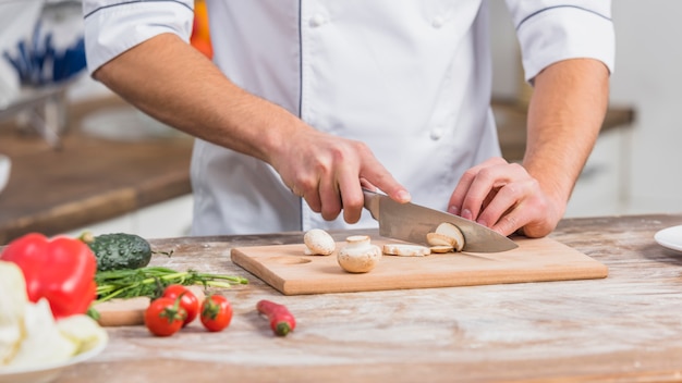 Chef en cocina cocinando con verduras