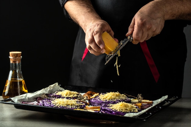 Chef cocina plato tradicional alemán de repollo rojo al horno con nueces, membrillo y manzanas Filetes de repollo rojo asado vegano Fondo de receta de alimentos