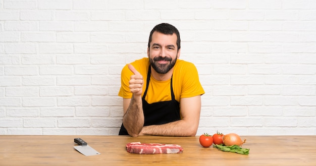 Chef en una cocina con pulgar arriba