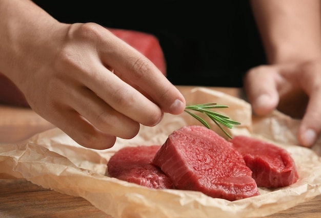 Chef cocinando carne en la mesa