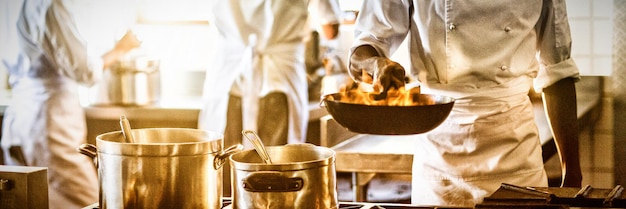 Chef cocinando en cocina comercial