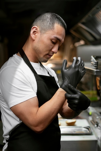 Chef cocinando en la cocina mientras lleva ropa profesional