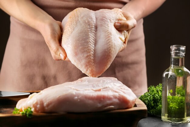 Chef cocinando delicioso filete de pavo en la mesa