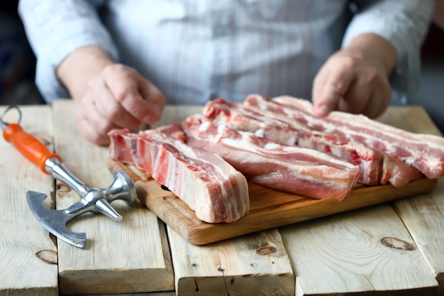 Chef cocinando sabrosas costillas de cerdo