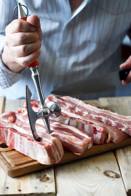 Chef cocinando sabrosas costillas de cerdo