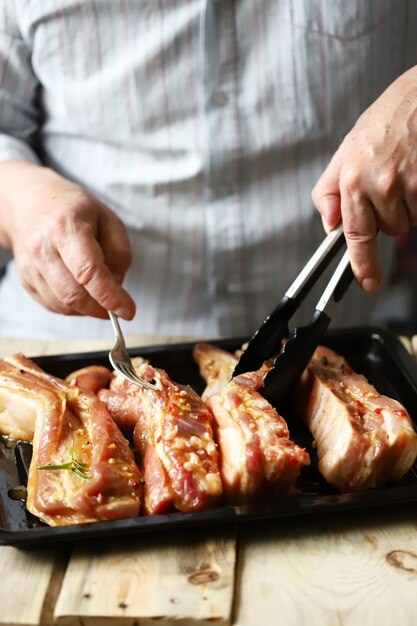 Chef cocinando sabrosas costillas de cerdo