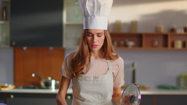 Chef cocinando sopa en la estufa Mujer preparando la cena en casa