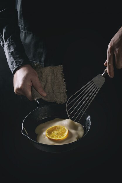 Chef cocinando tortitas