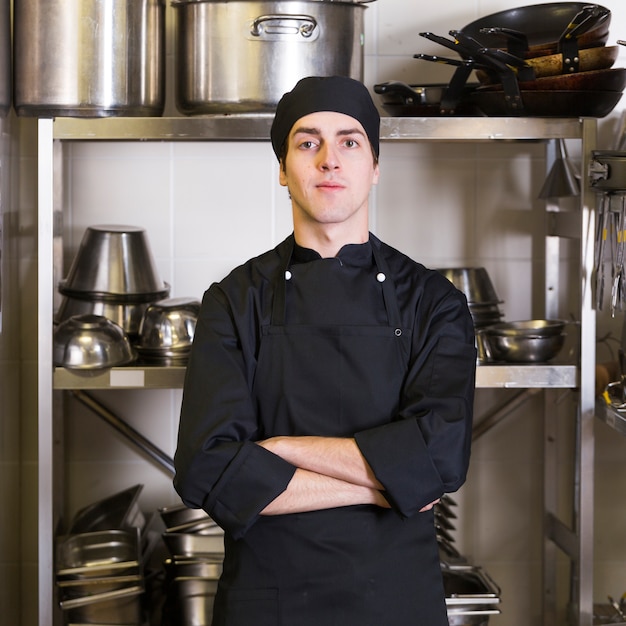 Chef com cozinha uniforme e utensílio