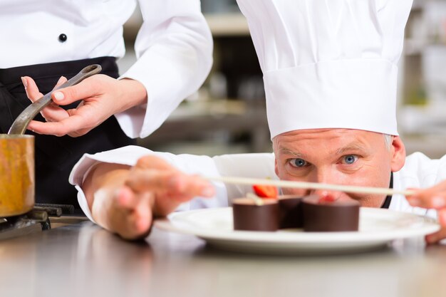 Chef como patissier cozinhar na sobremesa de restaurante