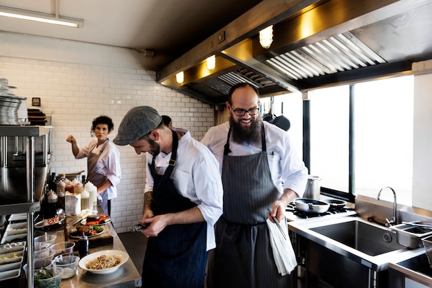 Uma cadeira de barbeiro em uma barbearia com um espelho na parede