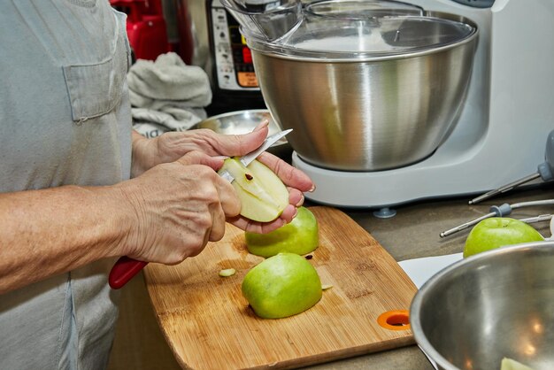 Chef corta manzanas para hacer una tarta de manzana Receta paso a paso