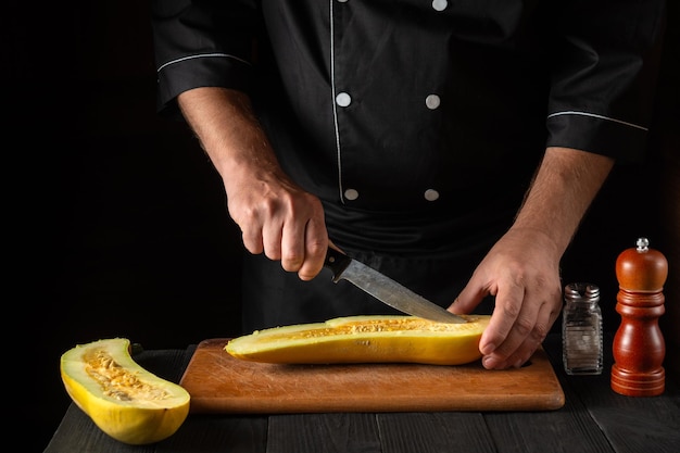 El chef corta la médula amarilla madura con un cuchillo El calabacín frito es una gran dieta para el desayuno o el almuerzo