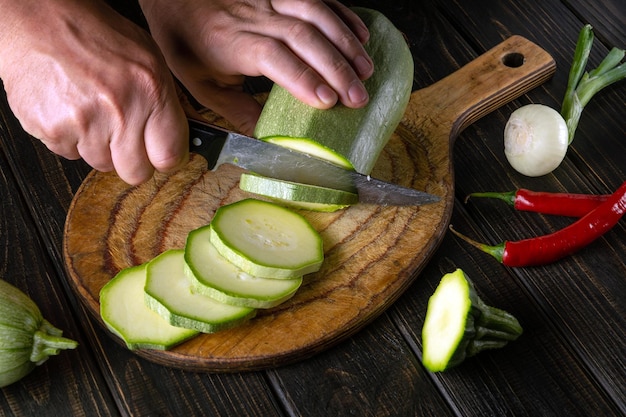 El chef corta la médula vegetal en trozos pequeños con un cuchillo antes de preparar una deliciosa cena