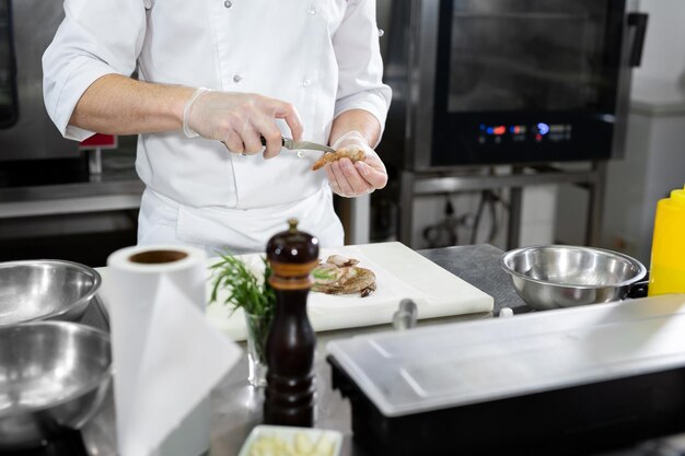 Foto chef corta o conceito de camarão da cozinha mediterrânea