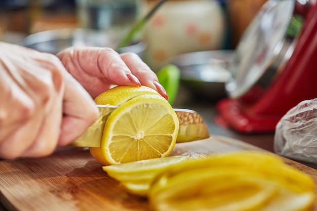 El chef corta rodajas de limón para agregar al cordero. Receta paso a paso.