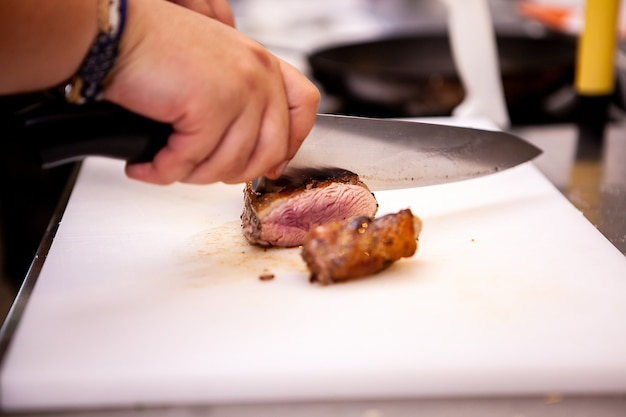 Chef cortando pechuga de pato cocida perfecta. Deliciosa carne perfecta