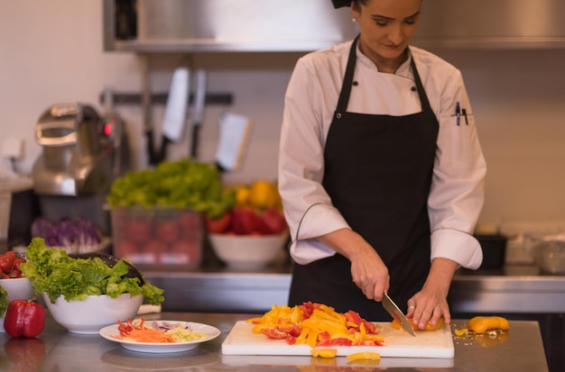 Chef cortando vegetais frescos e deliciosos para cozinhar ou salada