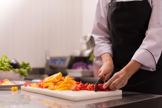 Chef cortando verduras frescas y deliciosas para cocinar o ensaladas