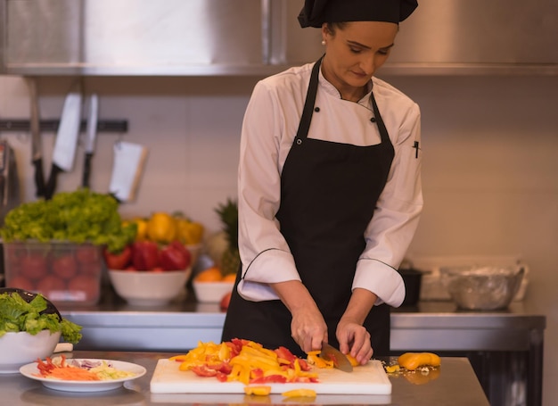 Chef cortando verduras frescas y deliciosas para cocinar o ensaladas