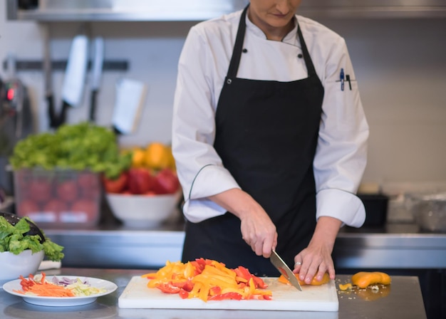 Chef cortando verduras frescas y deliciosas para cocinar o ensaladas