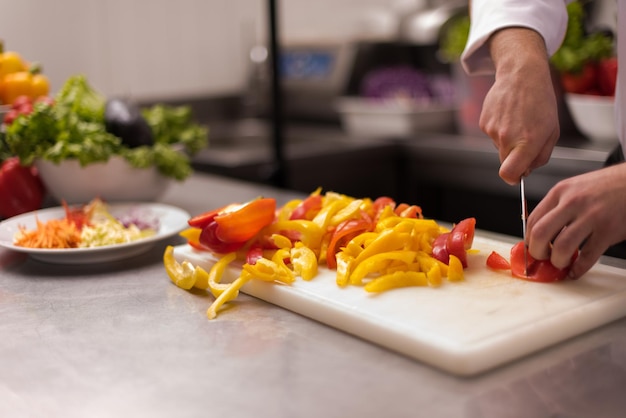 Chef cortando verduras frescas y deliciosas para cocinar o ensaladas