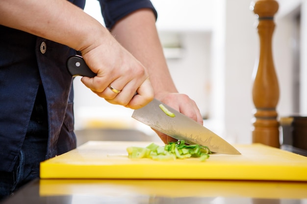 Chef cortando verduras