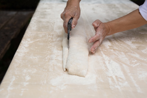 Chef cortar una masa de hojaldre con cuchillo de pizza