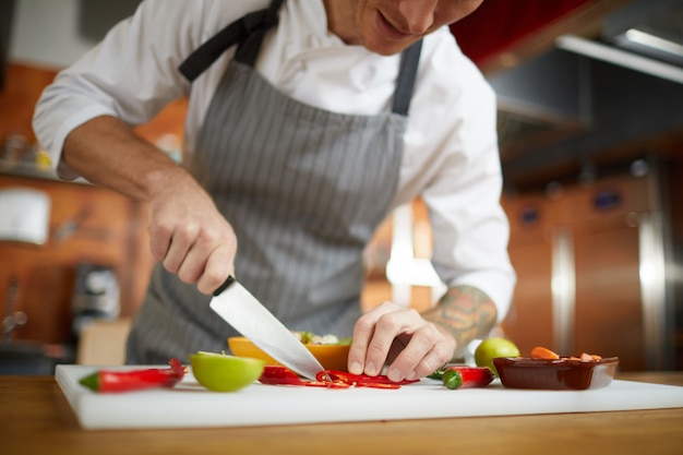 Chef corte legumes Closeup